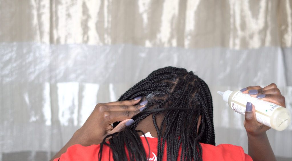 How I Wash My Hair In Protective Styles | Knotless Braids Tutorial