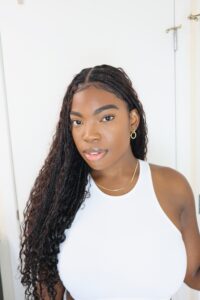 influencer wearing long boho knotless braids